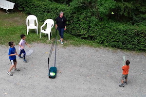 Vacanciers jouants au badminton dans le jardin