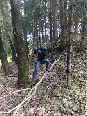 Bénévole qui travaille dans le bois