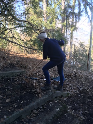 Photo d'un bénévole au travail au defrichage