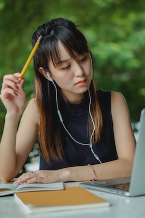 Un lieu calme pour réviser Etudiante au travail