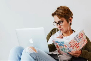 Etudiante sur son ordinateur Etudiante