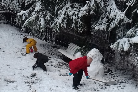 jeux dans la neige dans le jardin