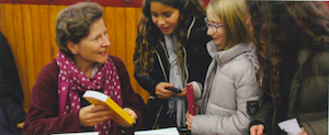 Photo d'une religieuse lors de la sortie d'un livre